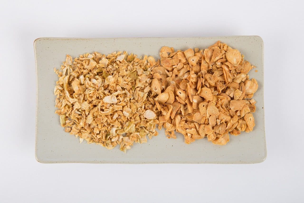 Dehydrated onion and garlic pieces